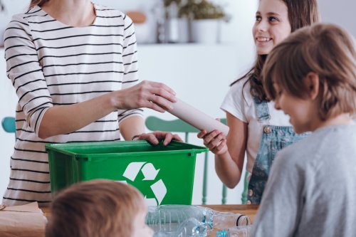 Reciclar en familia es algo que puede enseñarse desde el ejemplo.