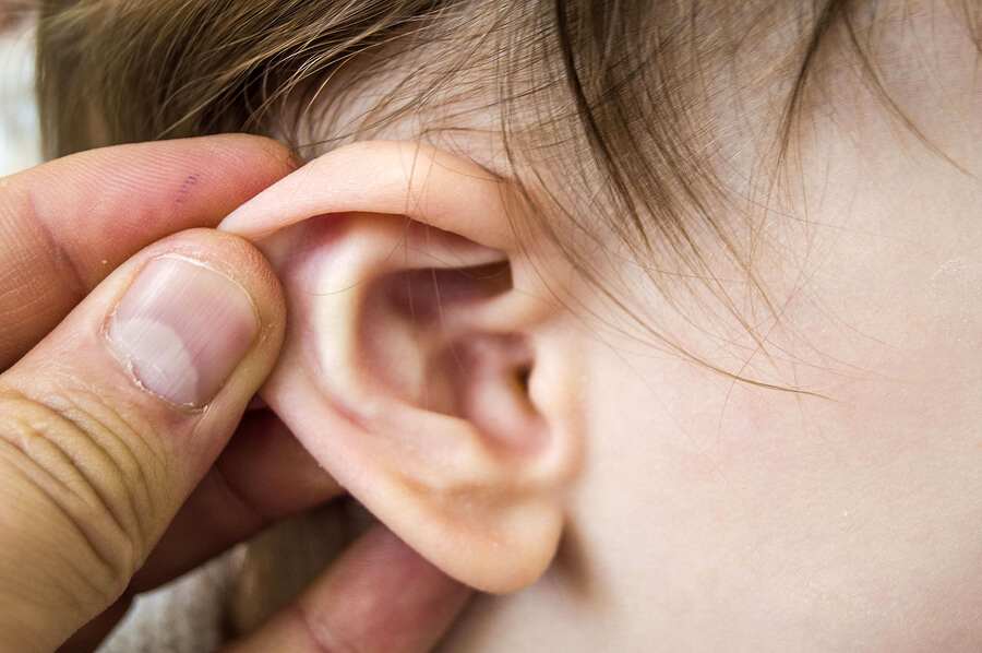 Auscultation de l'oreille d'un enfant.