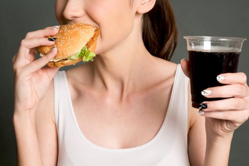 La mala alimentación es uno de los principales hábitos que provocan infertilidad en las mujeres.