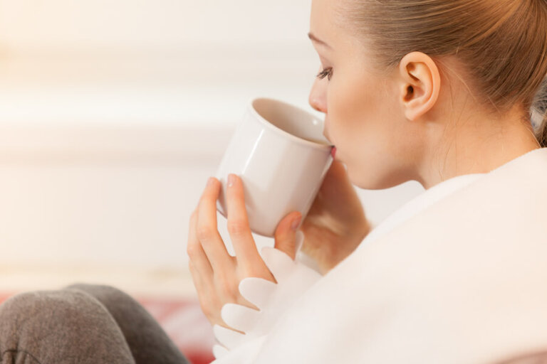 7 infusiones aptas para la lactancia: beneficios para la salud