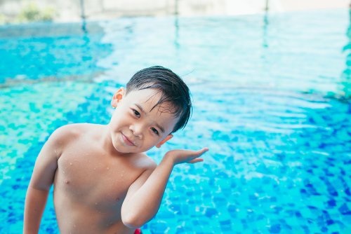 Un dolor de oídos en la piscina es increíblemente desagradable; impide un buen descanso y molesta al comer.