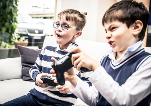 Niño jugando a videojuegos en la infancia, pero, relamente, ¿son fuente de violencia?