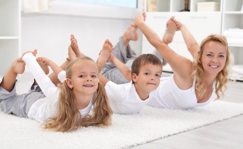 El yoga y el pilates para niños son actividades que potencian su equilibrio y flexibilidad.