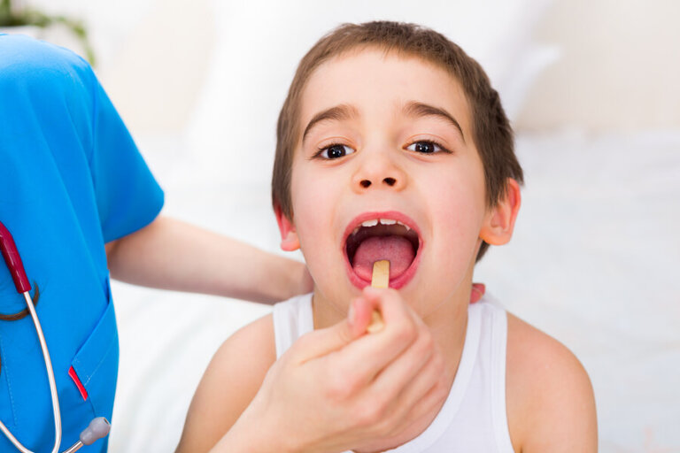 ¿Qué hacer si mi hijo siempre está afónico?
