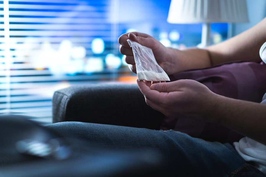 ¿Qué acciones debo implementar si mi hijo consume drogas?