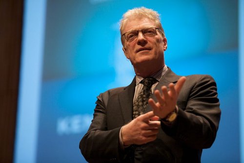 Dejar fluir las ideas innovadoras durante la infancia es la base sobre la que se asienta la creatividad en los niños, según Ken Robinson.