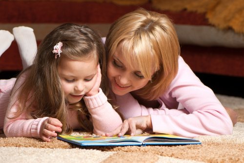 Una manera de educar desde la simplicidad es a través del uso de los rompecabezas y libros de lectura.