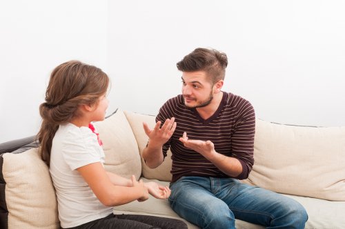 En jente som snakker med morens nye partner.