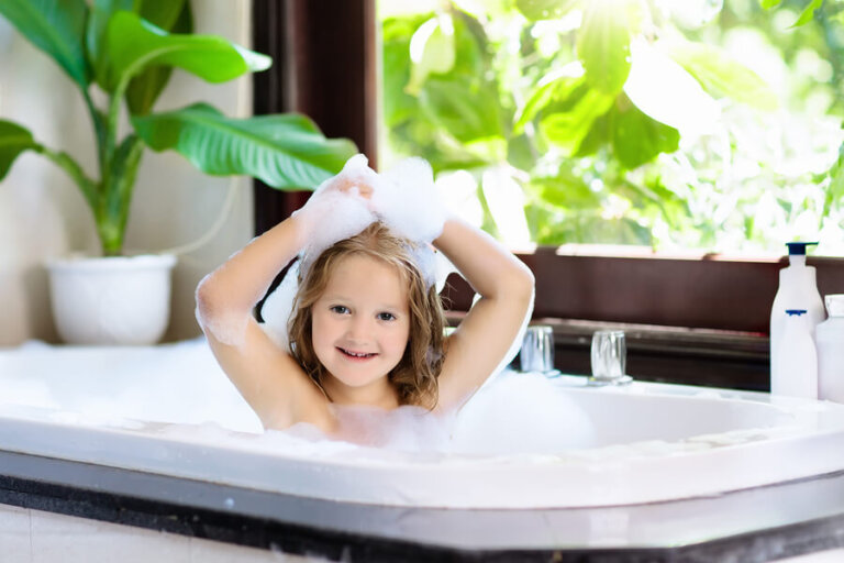 ¿Cuándo debe mi hijo bañarse solo?