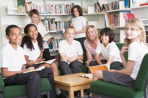 Una de las tantas cosas que causa debate entre los padres y la comunidad educativa es si está bien o no llevar uniforme para el colegio.