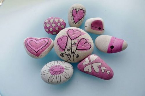 Decorar piedras es, además de un gran entretenimiento, una forma de trabajar la creatividad de los niños.