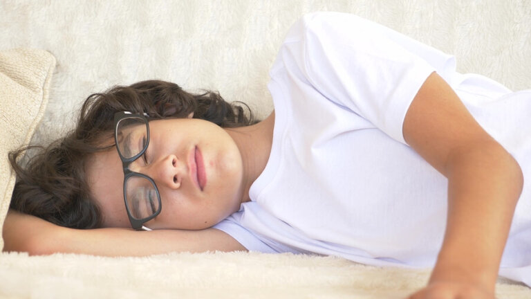 ¿Debo preocuparme si mi hijo adolescente duerme mucho?