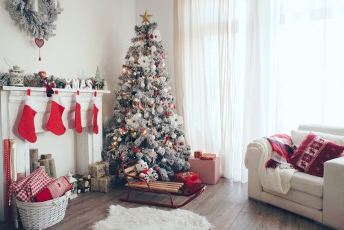 Árbol de Navidad blanco para decorar el salón.