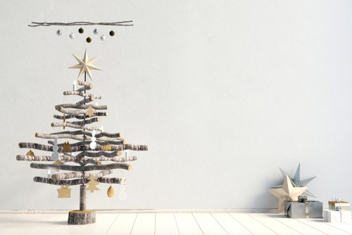 Árbol de Navidad hecho con ramas para decorar el salón.