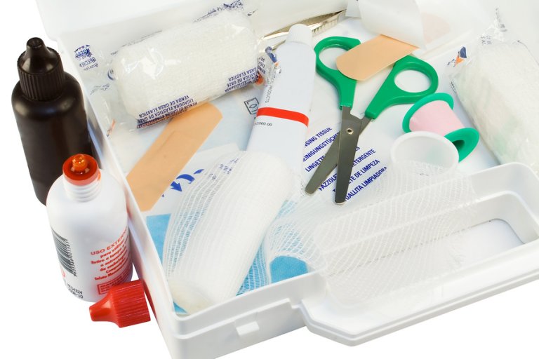 ¿Qué debe contener el botiquín de primeros auxilios de casa?