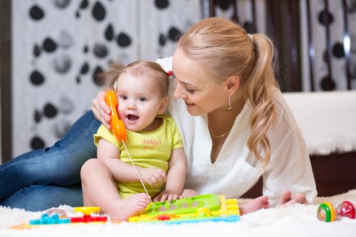 Los juguetes son un gran recurso para estimular al bebé para que empiece a hablar.