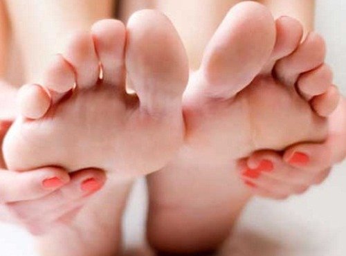 Los pies planos suelen corregirse durante la niñez o la adolescencia.