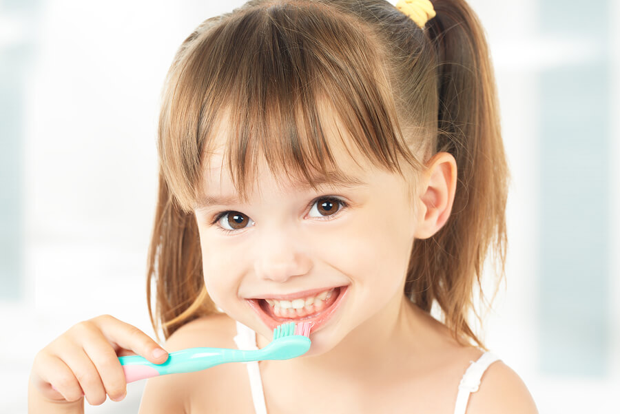¿Cuándo debe empezar a lavarse los dientes un niño?