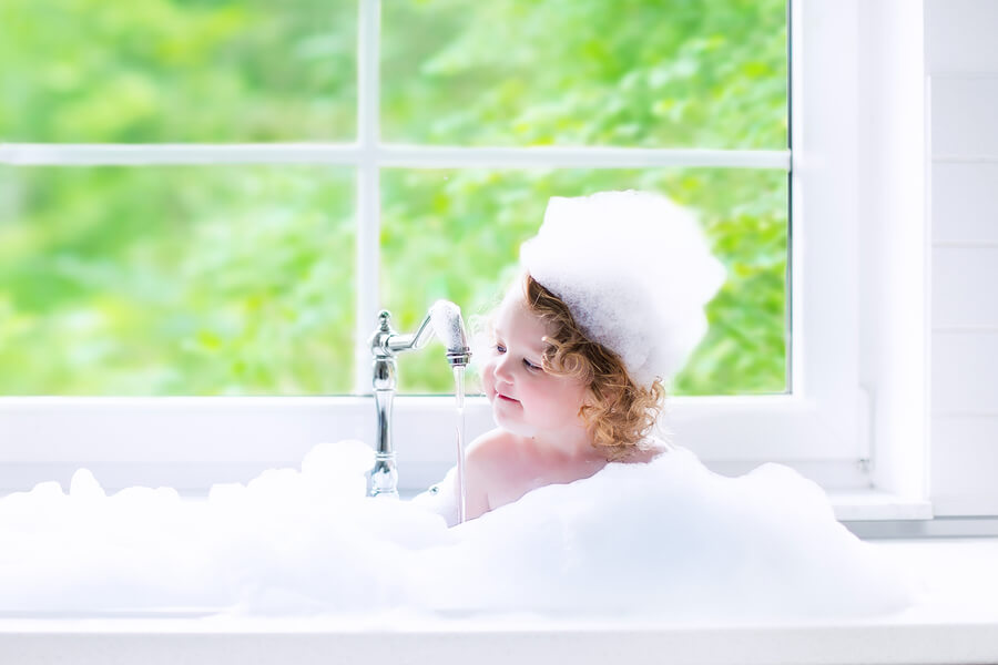 Consejos para establecer una rutina de baño relajante en el bebé