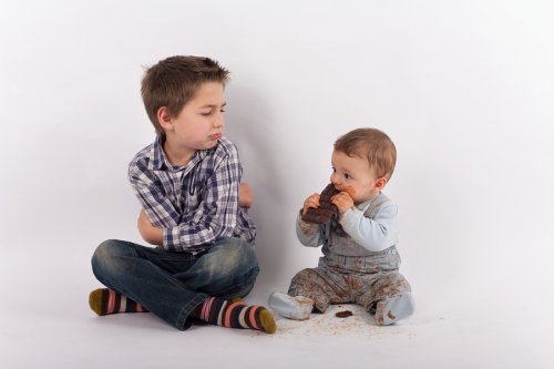 Cómo evitar los celos cuando llega un hermano