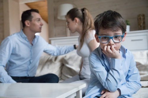 ¿Qué sienten los niños mientras los padres discuten?