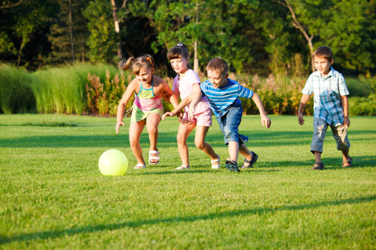 3 juegos de niños para practicar al aire libre