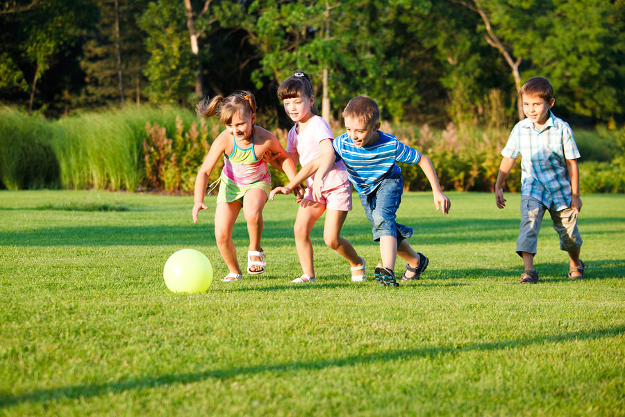 Des enfants qui jouent avec un ballon.