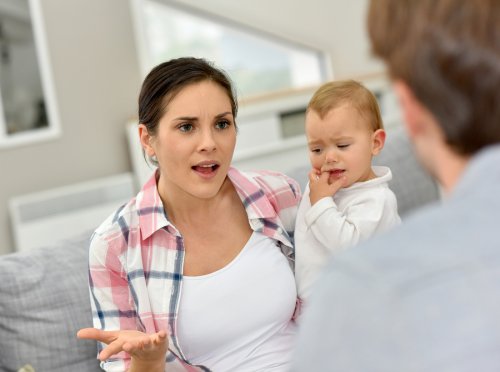 Pareja discutiendo delante de su hijo bebé por el divorcio.