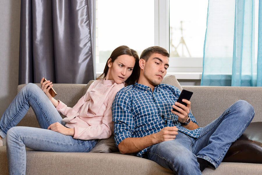 ¿Es bueno controlar las redes sociales de tu pareja?