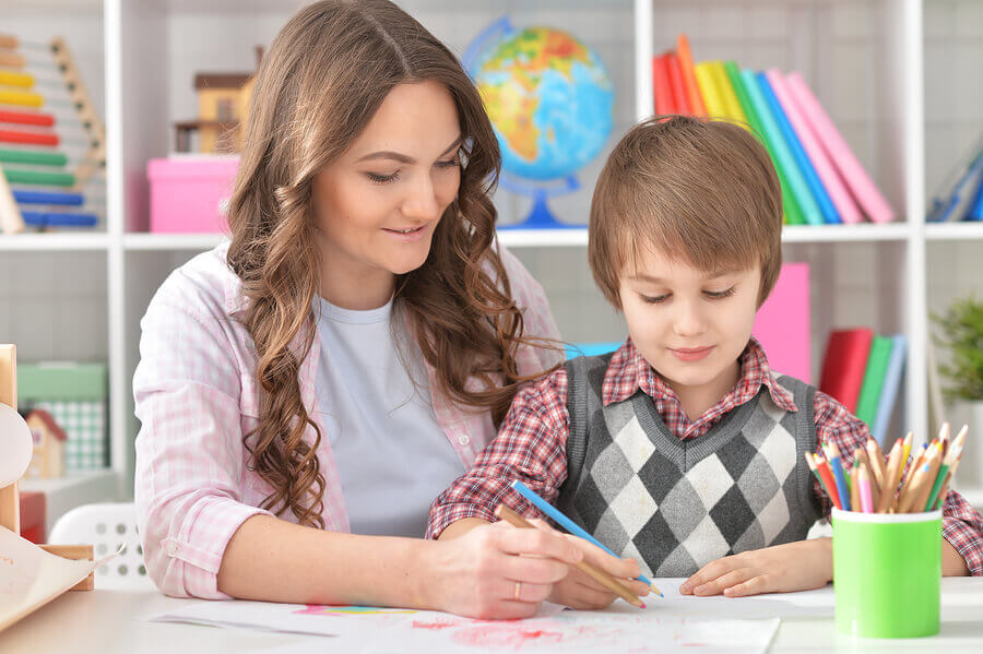 Une professionnelle qui travaille avec un enfant.