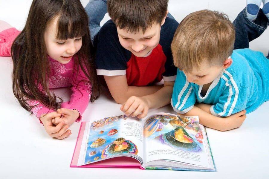 Crianças lendo histórias infantis
