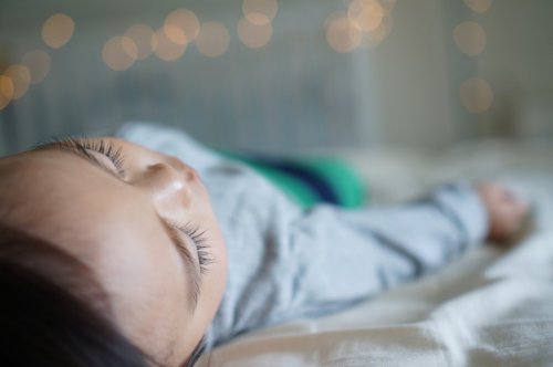¿Es conveniente que los bebés duerman con sus padres?