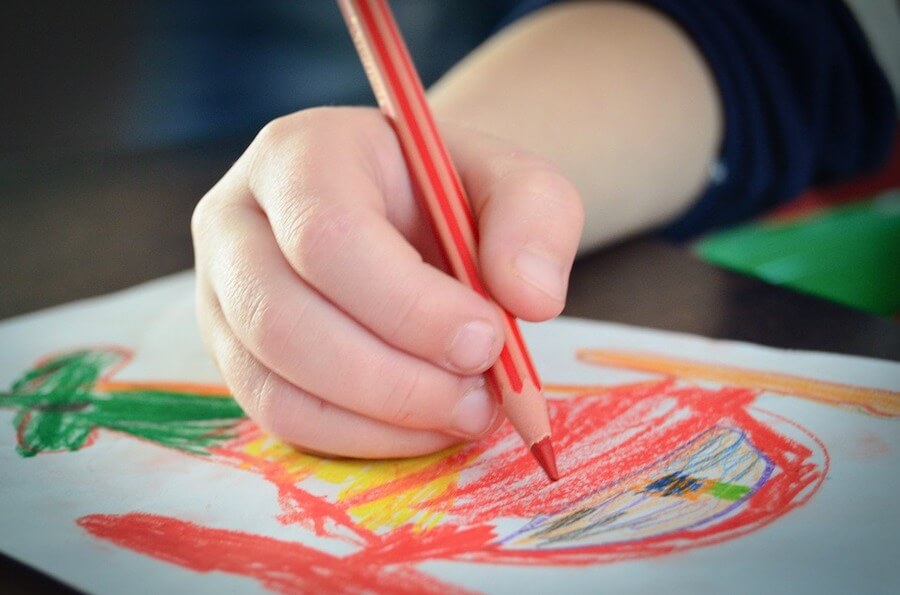 Un enfant qui dessine;