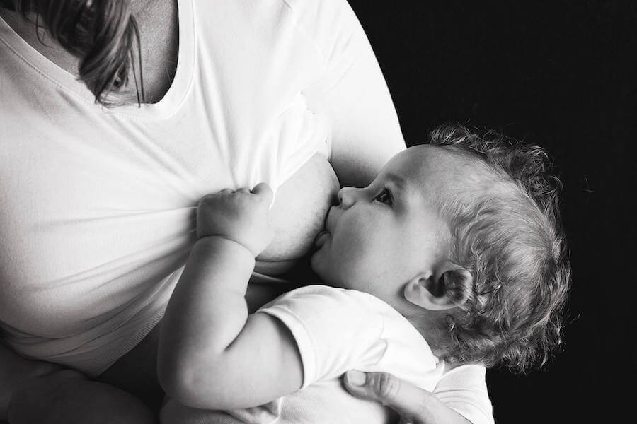 Une mère qui allaite son bébé.