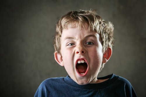 Niño enfadado gritando por la crisis de los siete años.