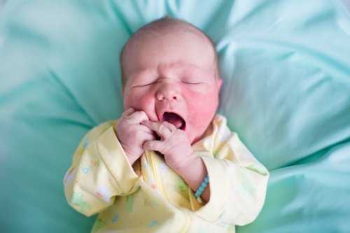 Bebé recién nacido bostezando.