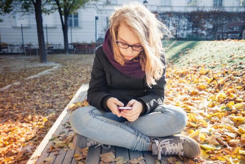 Chica adolescente consultando sus redes sociales y con un TCA.
