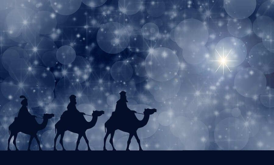Los reyes magos llevaban oro, incienso y mirra al niño Jesús.