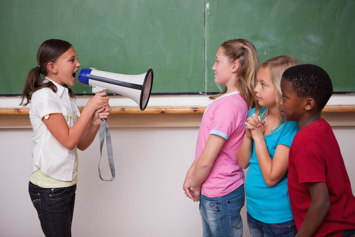 Класс закричать. Дети кричат в школе. Ученик кричит в классе. Ребенок в школе выкрикивает. Школьник шум.