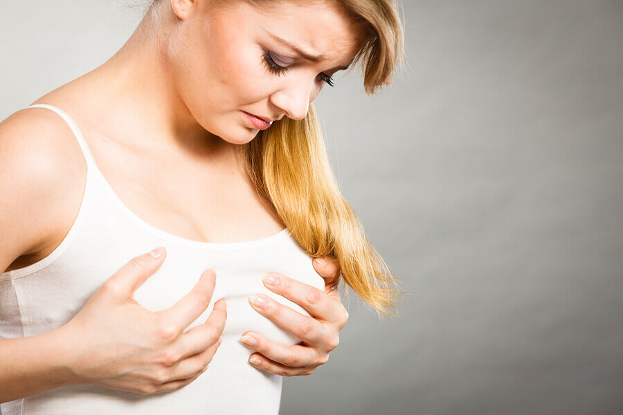 Femme souffrant d'engorgement mammaire.
