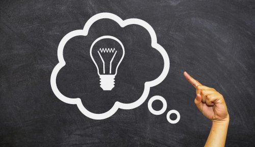 Nube con una bombilla dentro a modo de idea.