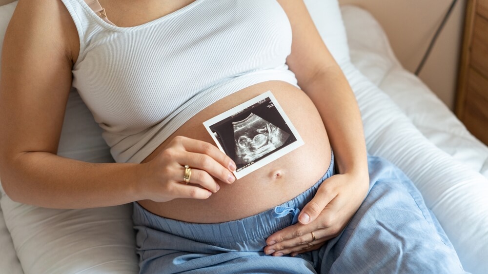 ¿La postura del feto indica cómo será el parto?