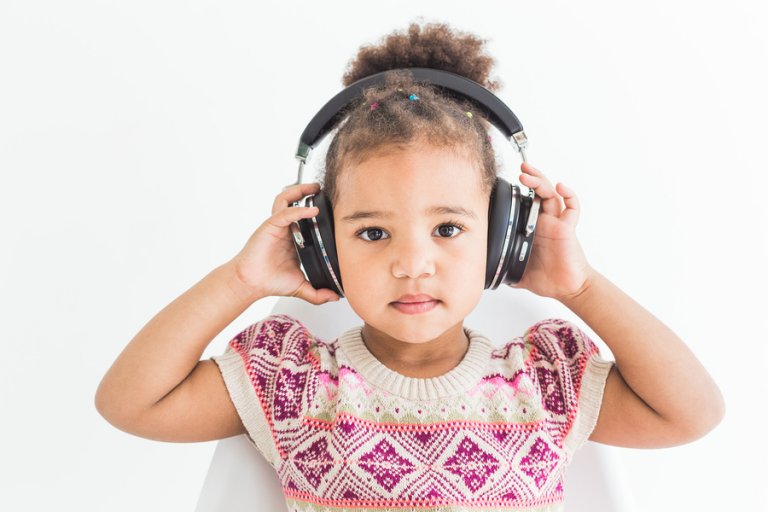 Peligros del uso de auriculares en niños