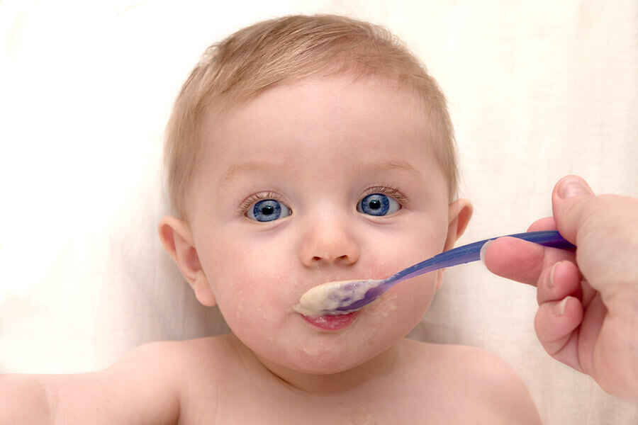 bebe-comiendo-pure-de-avena
