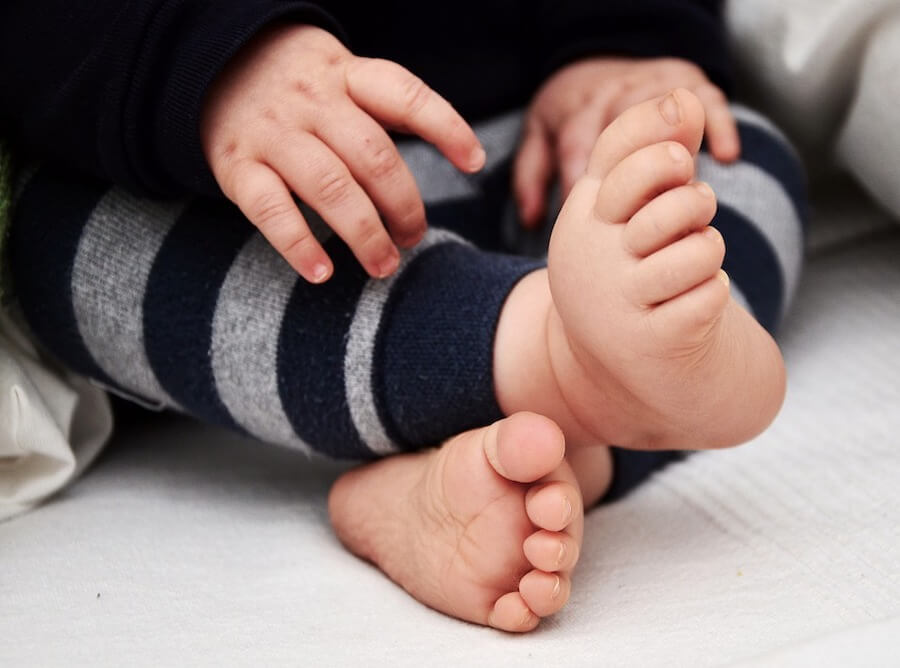 Qué debes saber si tu hijo camina con los pies hacia dentro