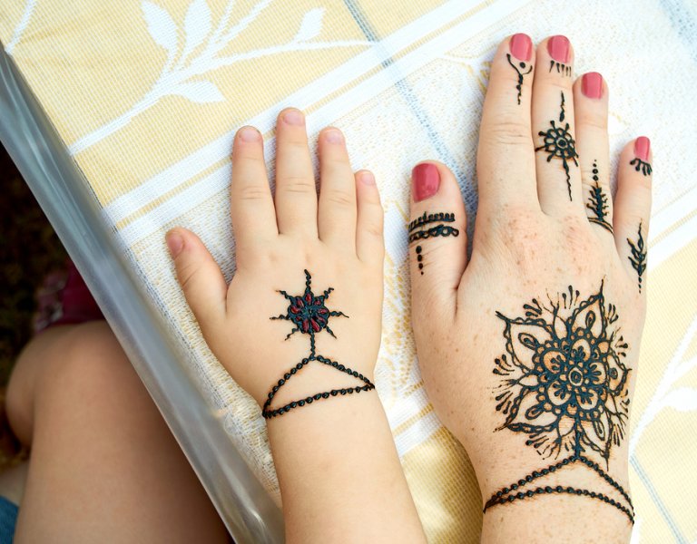 Peligros de los tatuajes de henna en los niños - Eres Mamá