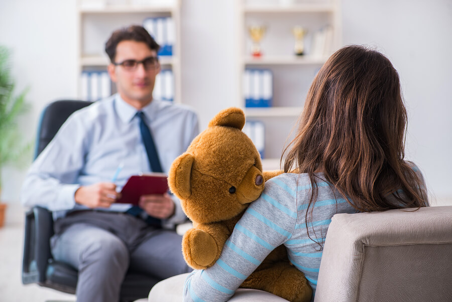 Madre recibiendo el consejo del psicólogo infantil