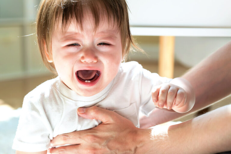 ¿Por qué mi hijo se golpea la cabeza contra la pared?