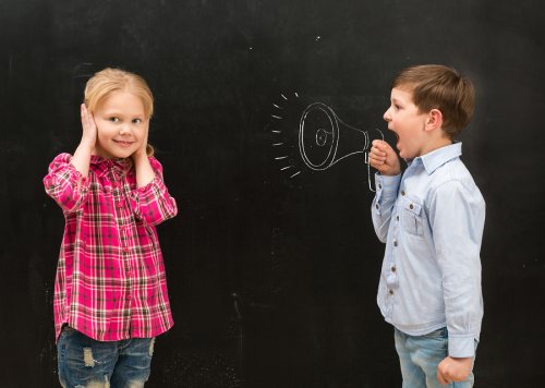 Este niño habla tan alto que parece hacerlo por una bocina