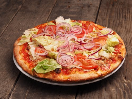 Deliciosa pizza de atún con vegetales